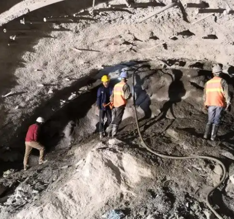 东城街道拱顶带模注浆料的施工流程及注意事项